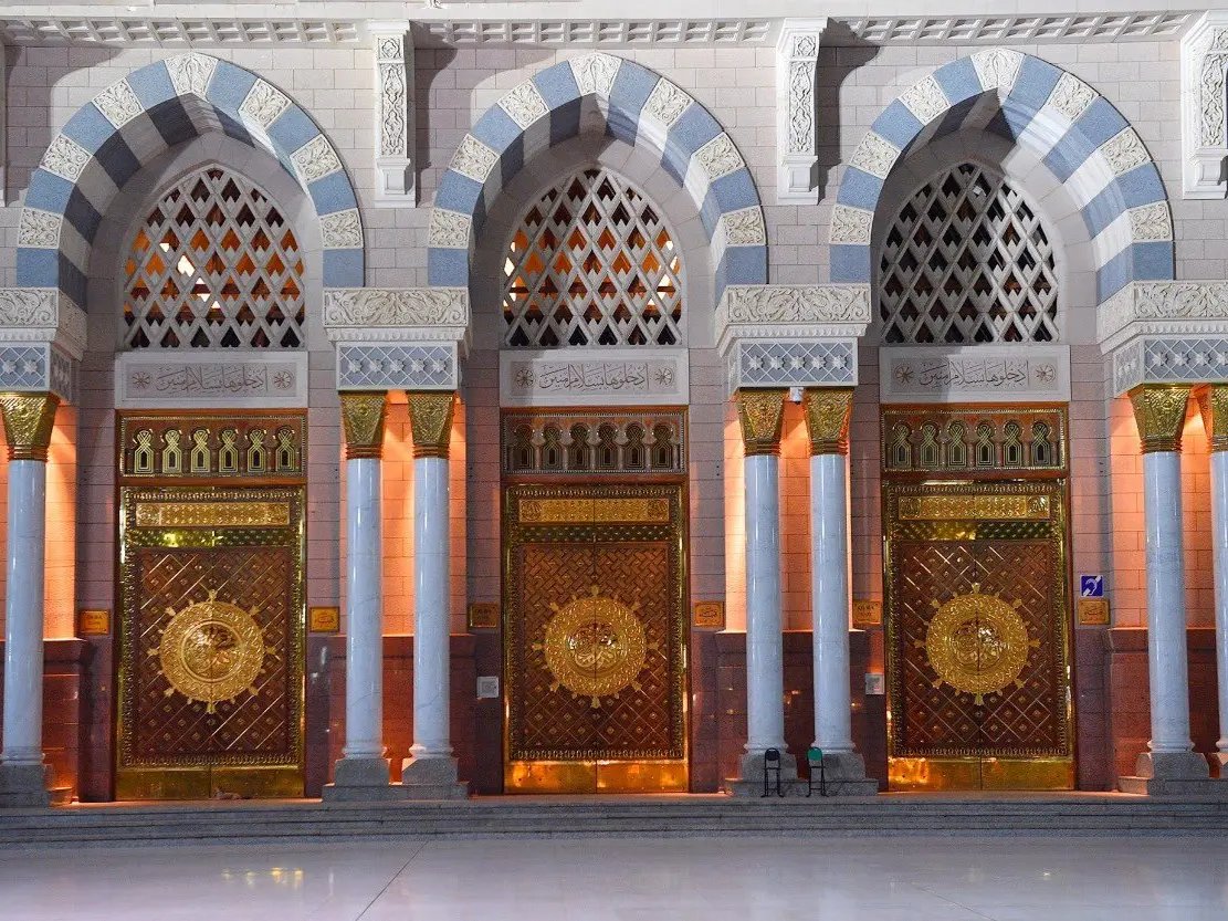 100 باب تحكي تاريخ المسجد النبوي.. تحف معمارية تجمع الفن الإسلامي والدقة الهندسية