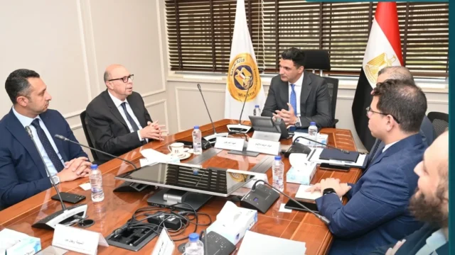 خالد هاشم، وزير الصناعة