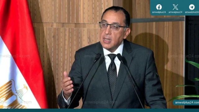 مصطفى مدبولي مع مسؤولي